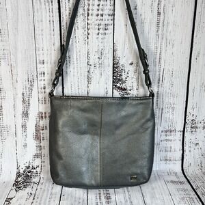 The Sak Metallic Gray Silver Pebbled Leather Crossbody Purse Bag Adjustable Med